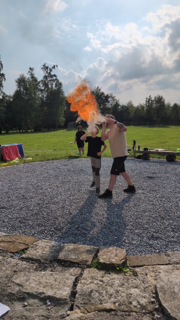 Zwei Teilnehmer zeigen ihr können als Feuerspucker